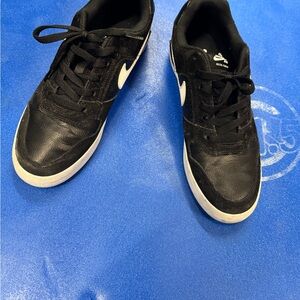 Nike Men's Black and White Sneakers